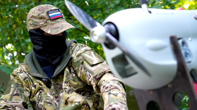 Техник расчета БПЛА Орлан-10 проверят борт перед полетом