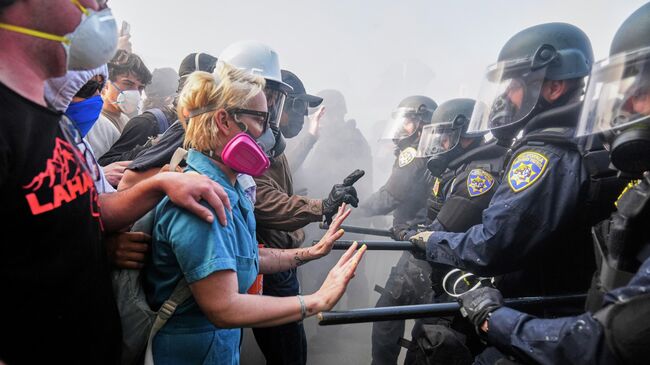 Столкновения протестующих и полиции в Лос-Анджелесе
