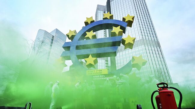Акция протеста перед скульптурой Евро во Франкфурте