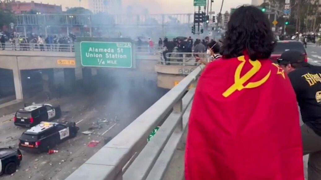 У протестующих в Лос-Анджелесе заметили неожиданный символ