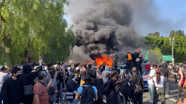 Протесты против депортации нелегальных мигрантов в Лос-Анджелесе