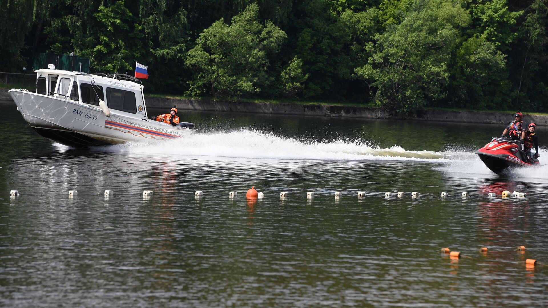 Сотрудники Московской спасательной службы на водных объектах Сотрудники Московской спасательной службы на водных объектах - РИА Новости, 1920, 09.06.2025