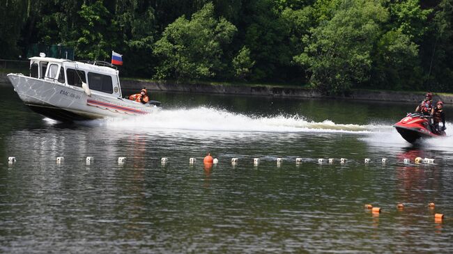 Сотрудники Московской спасательной службы на водных объектах