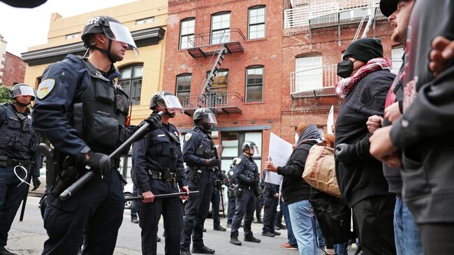 Участники акции протеста и полицейские Сан-Франциско. 8 июня 2025