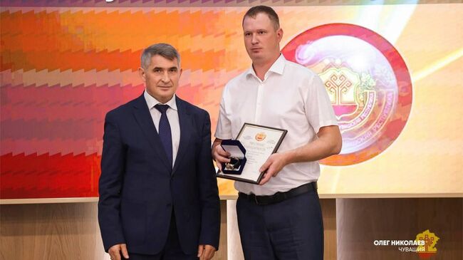 Глава Чувашии Олег Николаев наградил жителя Алатыря Дмитрия Попкова