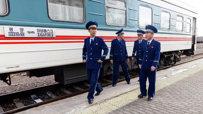 Проводники у поезда на станции Хасан в Приморском крае