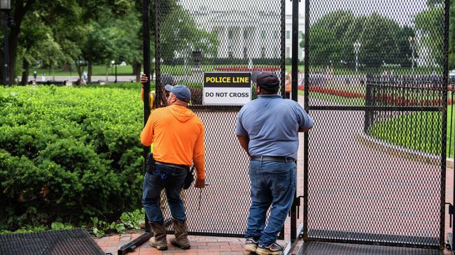 Рабочие устанавливают ограждение напротив Белого дома. 9 июня 2025