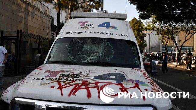 Граффити на машине в Лос-Анджелесе, оставленные протестующими вопреки лозунгам