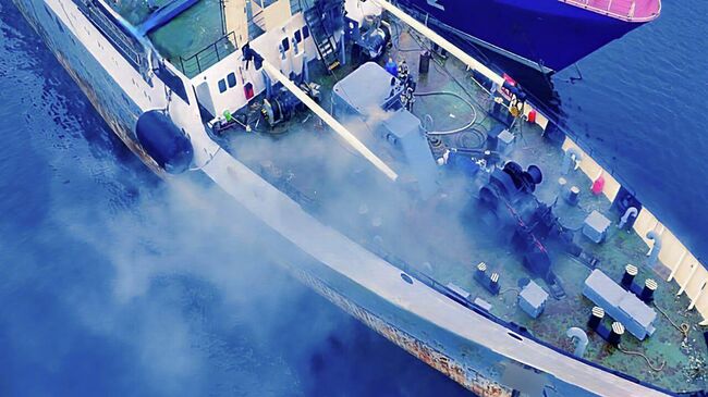 Пожар на судне в бухте Золотой Рог во Владивостоке