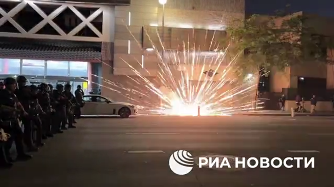 Использование фейерверков протестующими в Лос-Анджелесе