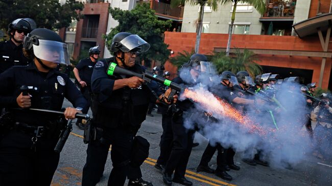 Полицейские во время протестов в Лос-Анджелесе
