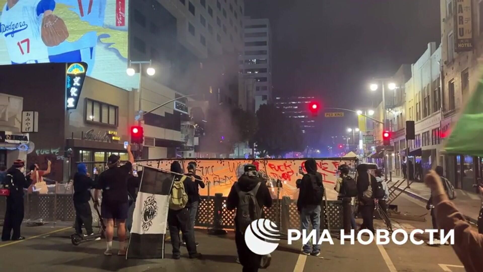 Баррикады во время протестов в Лос-Анджелесе Баррикады во время протестов в Лос-Анджелесе - РИА Новости, 1920, 10.06.2025