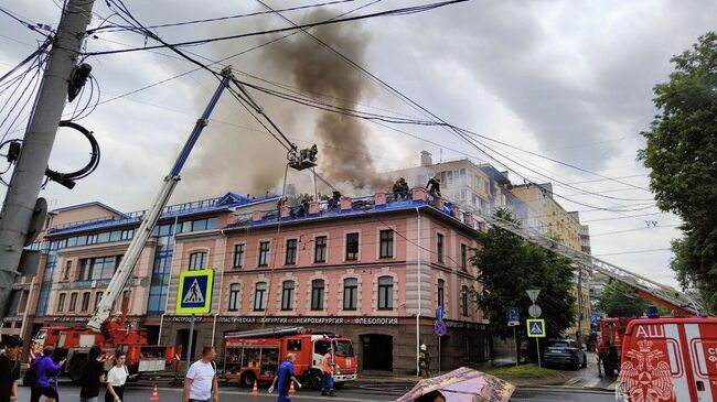 Сотрудники МЧС во время ликвидации пожара в Нижнем Новгороде