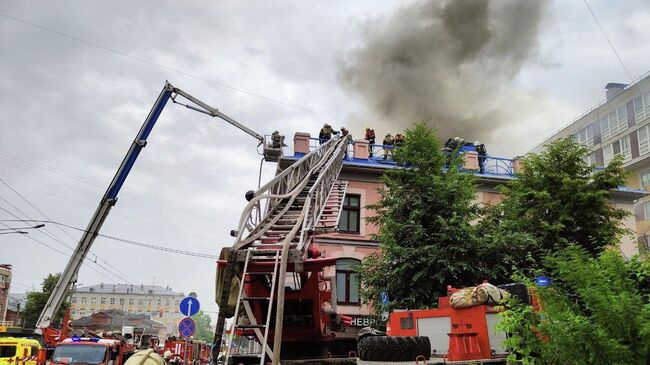 Сотрудники МЧС во время ликвидации пожара в Нижнем Новгороде