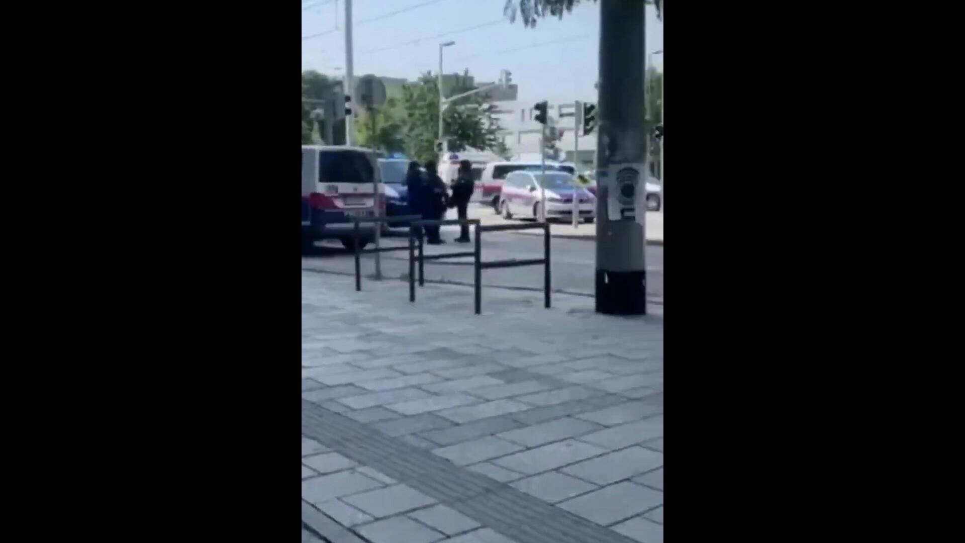 Полиция и скорые около школы в австрийском Граце, где ученик напал на одноклассников - РИА Новости, 1920, 10.06.2025