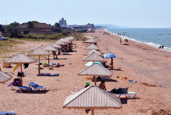 Люди отдыхают на пляже у Темрюка в Краснодарском крае Люди отдыхают на пляже у Темрюка в Краснодарском крае