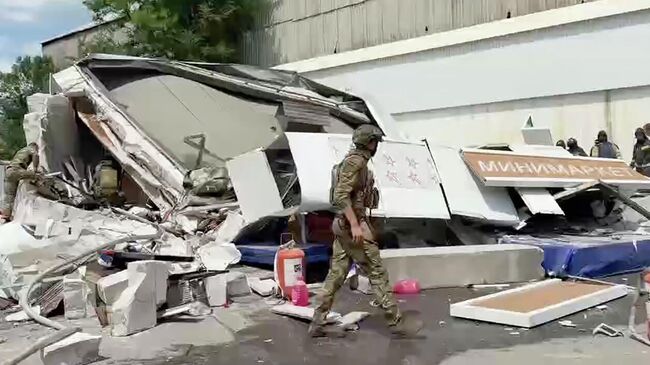 Последствия атаки беспилотника ВСУ здания заправки в Белгороде