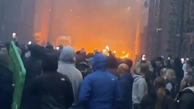Столкновения протестующих с полицией в североирландском городе Баллимина