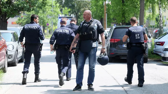 Сотрудники полиции на месте стрельбы в Граце, Австрия