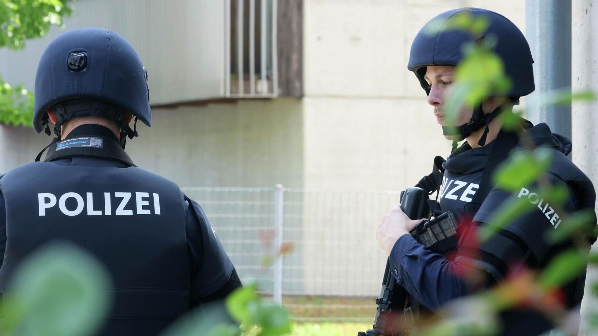 Полицейские на месте стрельбы в школе в Граце - РИА Новости, 1920, 10.06.2025