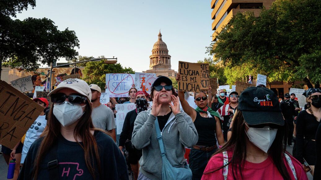 В Техасе силовики применили светозвуковые гранаты против протестующих