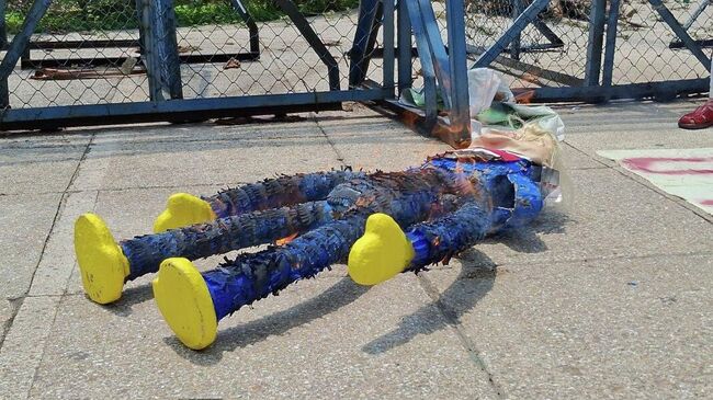 Сожженное чучело Дональда Трампа перед посольством США в Мехико