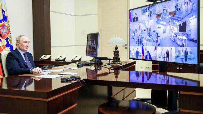 Президент РФ Владимир Путин принимает участие в режиме видеоконференции в открытии новых и модернизированных объектов здравоохранения