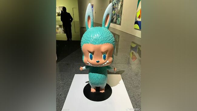 Эксклюзивная фигурка Лабубу, проданная на аукционе в Пекине