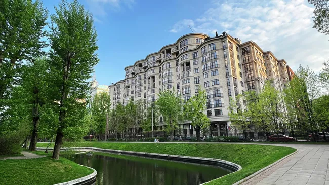 Жилой дом рядом с Парковым прудом в Москве