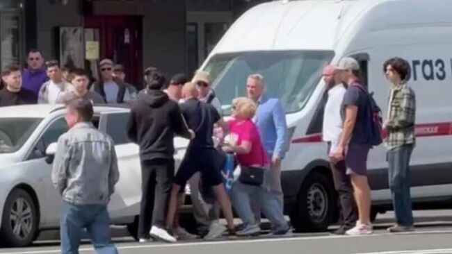 Похищение девушки на улице Мастеркова в Москве. Кадр видео из соцсетей