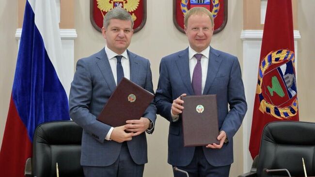 Губернатор Алтайского края Виктор Томенко и генеральный директор Президентского фонда культурных инициатив Роман Карманов