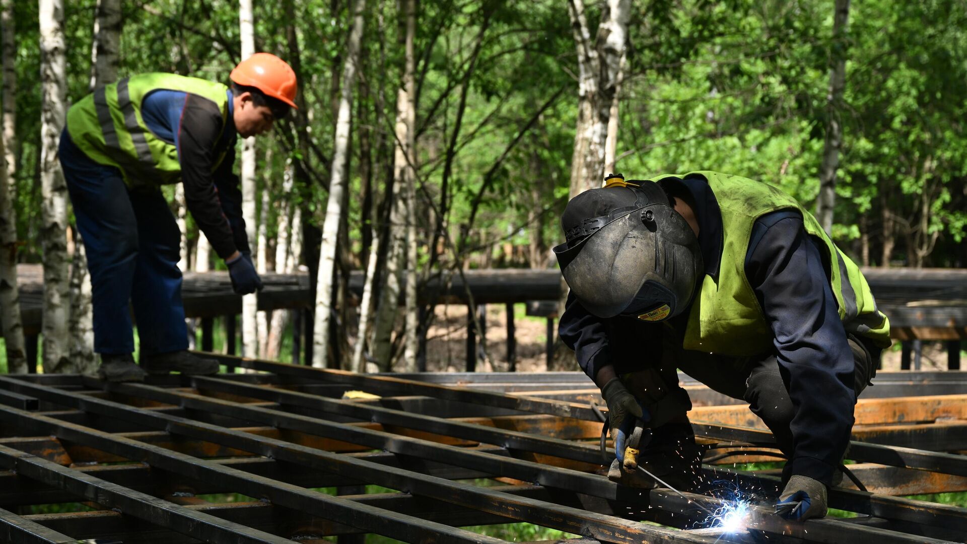 Работы по благоустройству территории - РИА Новости, 1920, 25.07.2025