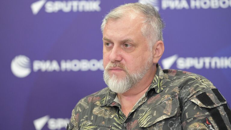 Научный сотрудник отдела археологии эпохи Великого переселения народов и раннего средневековья Института археологии РАН, начальник Орловского отряда Сейминско-Суджинской экспедиции Олег Радюш