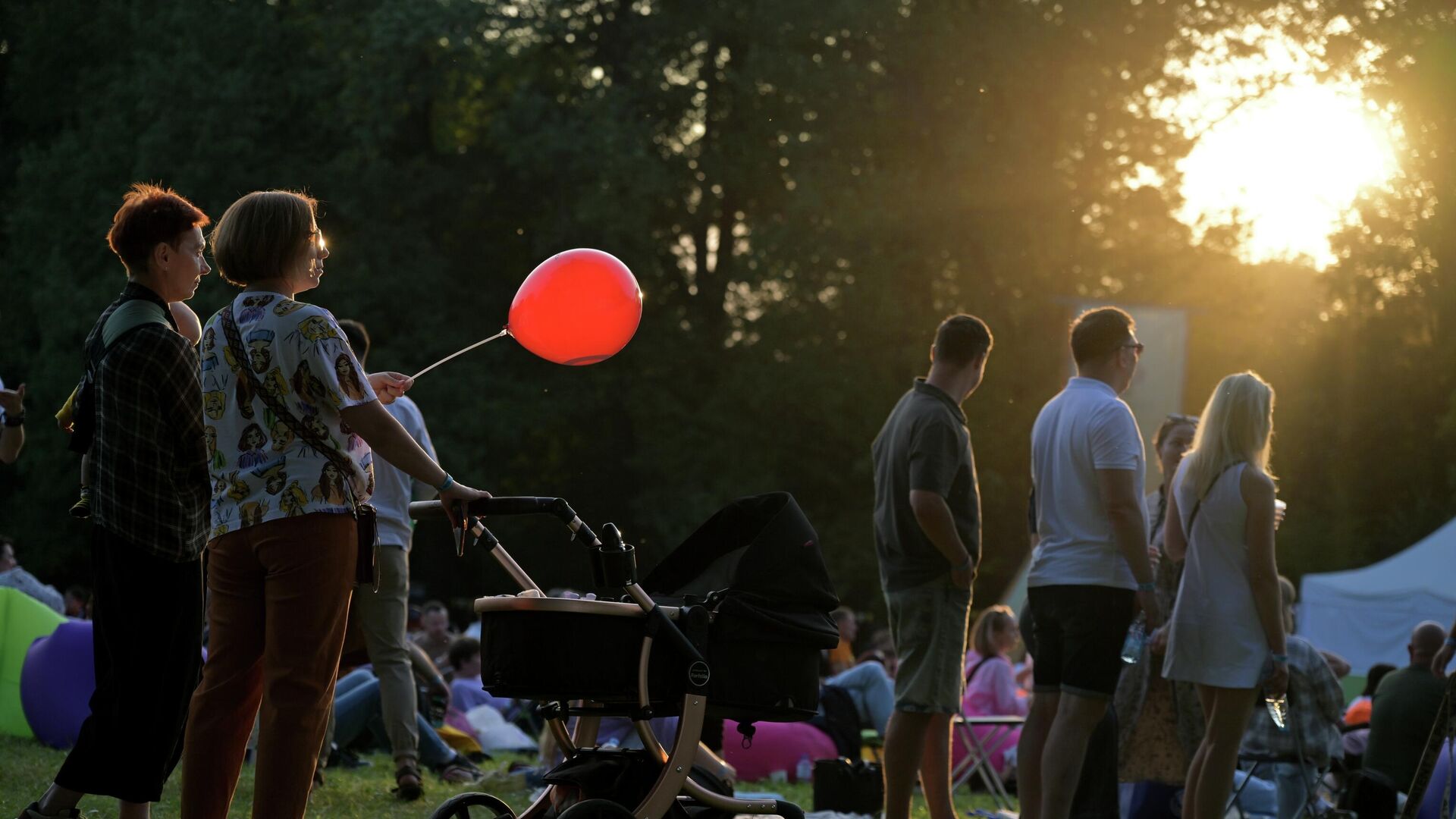 Посетители фестиваля в музее-заповеднике Горки Ленинские - РИА Новости, 1920, 10.06.2025
