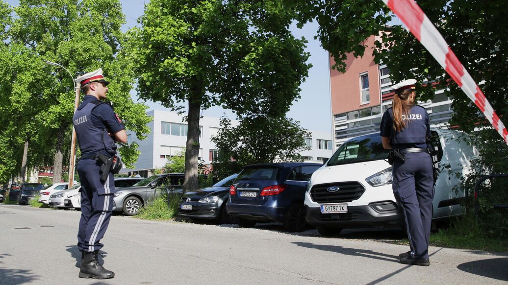 © AP Photo / Heinz-Peter Bader<br>Полицейские у здания школы после стрельбы в Граце