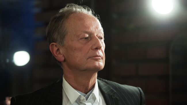 Писатель и сатирик Михаил Задорнов во время интервью