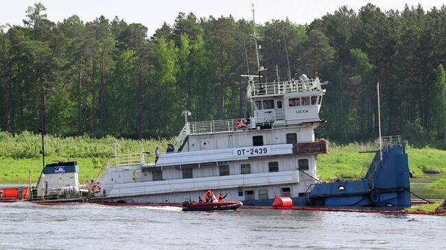 Потерпевший крушение буксир-толкач ОТ-2439 Обь-Иртышского речного пароходства на реке Енисей