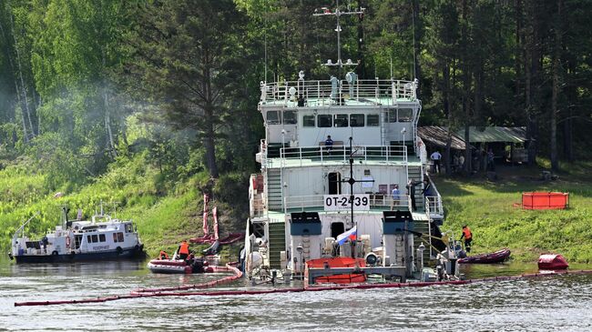 Потерпевший крушение буксир-толкач ОТ-2439 Обь-Иртышского речного пароходства на реке Енисей