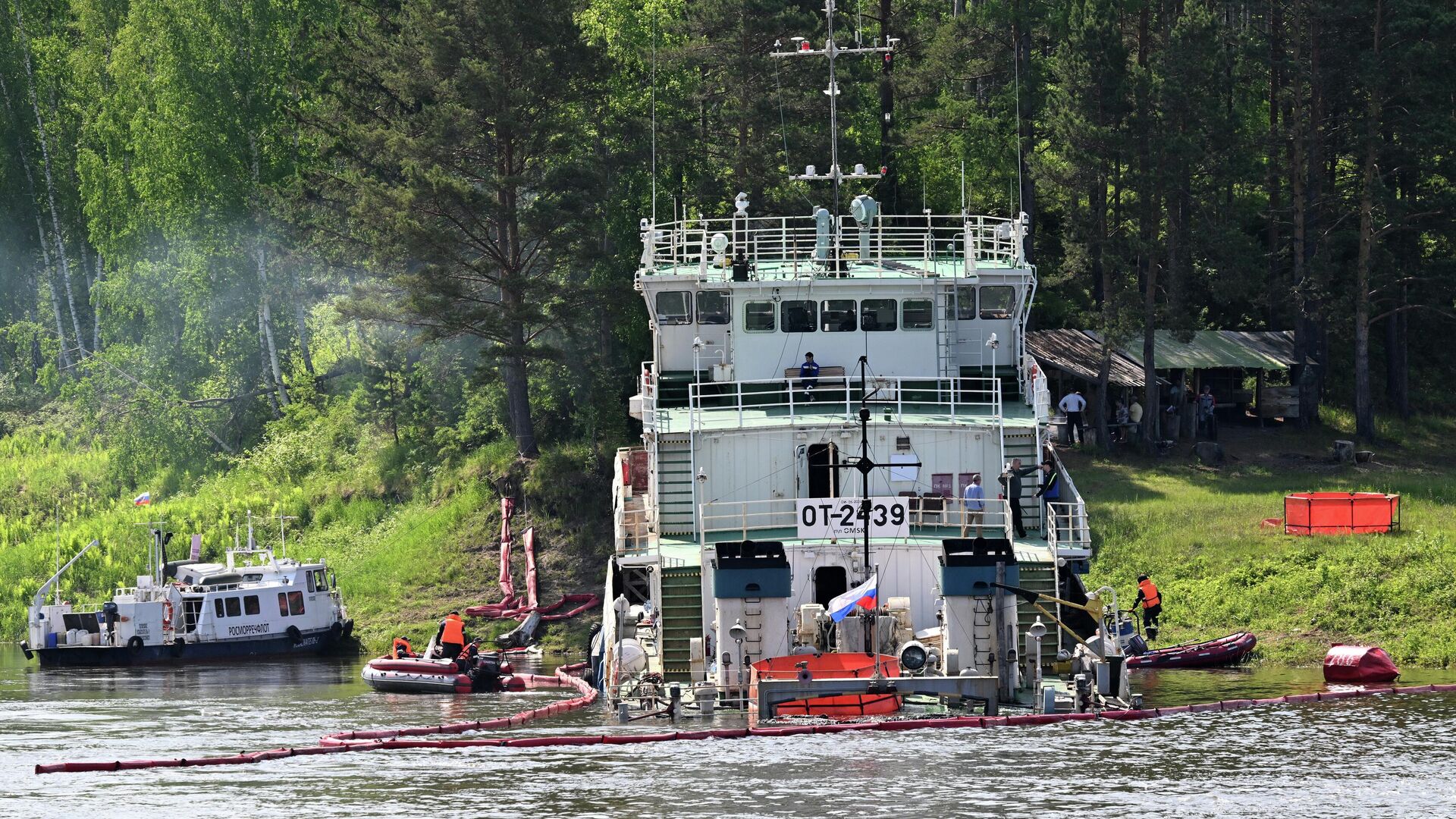 Потерпевший крушение буксир-толкач ОТ-2439 Обь-Иртышского речного пароходства на реке Енисей - РИА Новости, 1920, 21.06.2025