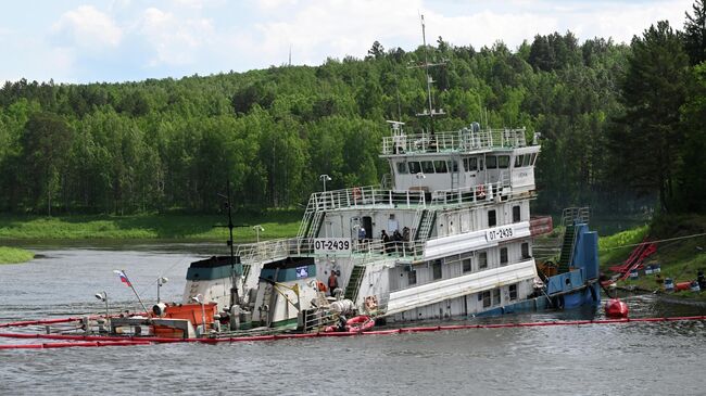 Потерпевший крушение буксир-толкач ОТ-2439 Обь-Иртышского речного пароходства на реке Енисей