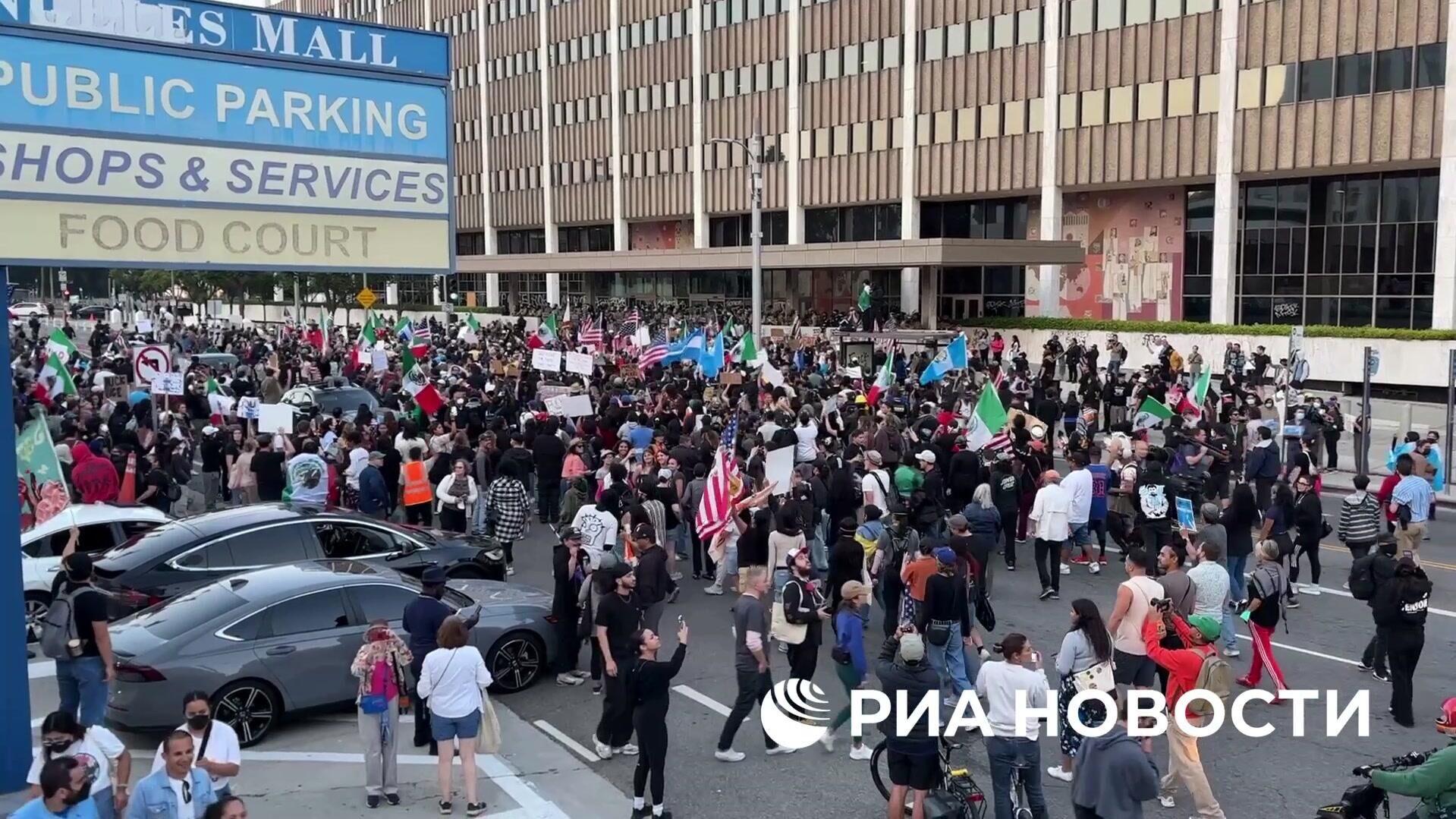 Протестующие в Лос-Анджелесе против миграционной политики властей США  - РИА Новости, 1920, 11.06.2025