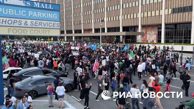 Протестующие в Лос-Анджелесе против миграционной политики властей США 