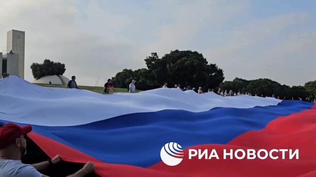Гигантский триколор в парке Тель-Авива по случаю Дня России