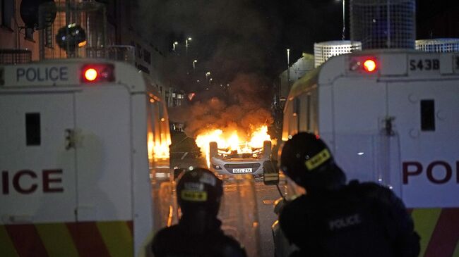 Полицейские во время беспорядков в Баллимене