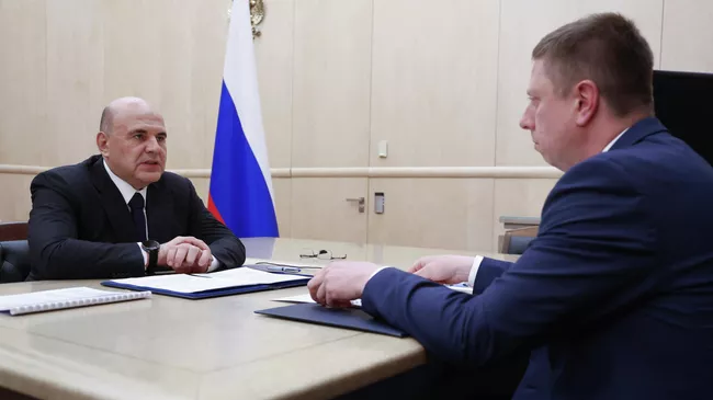 Председатель правительства РФ Михаил Мишустин и председатель Федерального фонда обязательного медицинского страхования Илья Баланин во время встречи