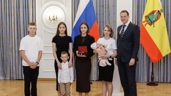 Церемония награждения жителей Рязанский области накануне Дня России