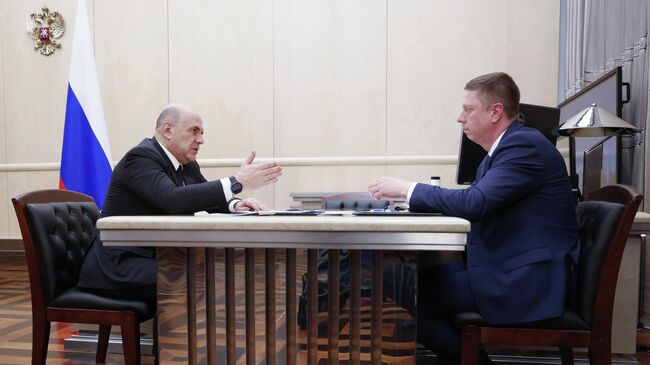 Председатель правительства РФ Михаил Мишустин и председатель Федерального фонда обязательного медицинского страхования Илья Баланин во время встречи