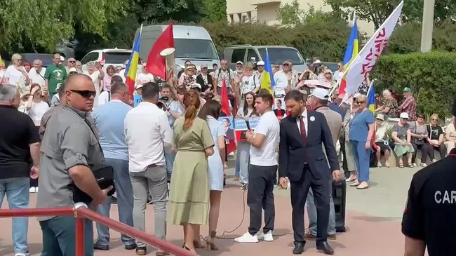Сторонники главы Гагаузии Евгении Гуцул у суда