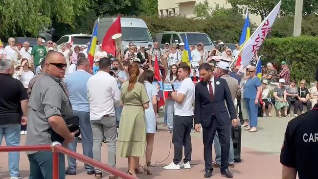 Сторонники главы Гагаузии Евгении Гуцул у суда