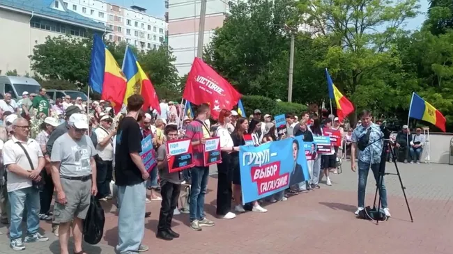 Митинг сторонников главы Гагаузии Евгении Гуцул у здания суда в Кишиневе